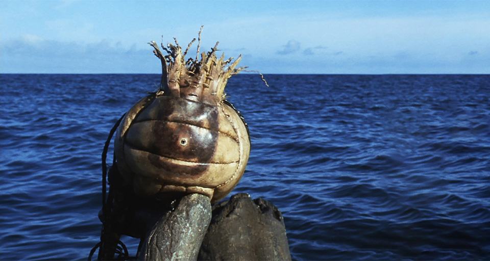 fig.21 ‑ Capture retouchée du film Seul au Monde. Zemeckis, Robert, réalisateur. Cast Away, 2000. 1998; 20th Century Studios, DreamWorks SKG, 2h, 23 min, VHS et DVD.