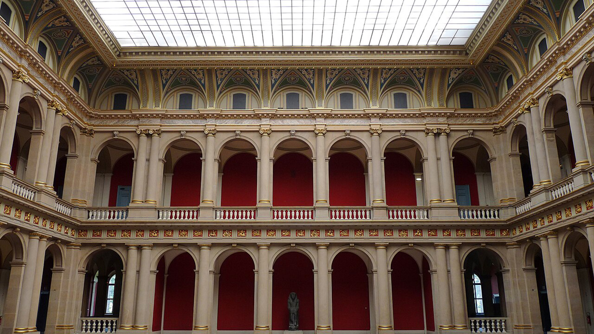 Aula du Palais Universitaire de Strasbourg, où une partie des cours du Master se déroulent et où se trouve également les bureaux de la scolarité de la formation.